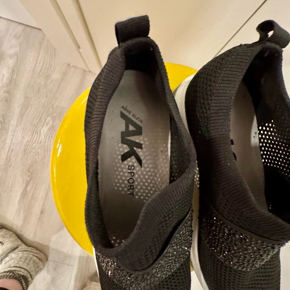 Anne Klein slip in dress runners - Picture 4 of 4